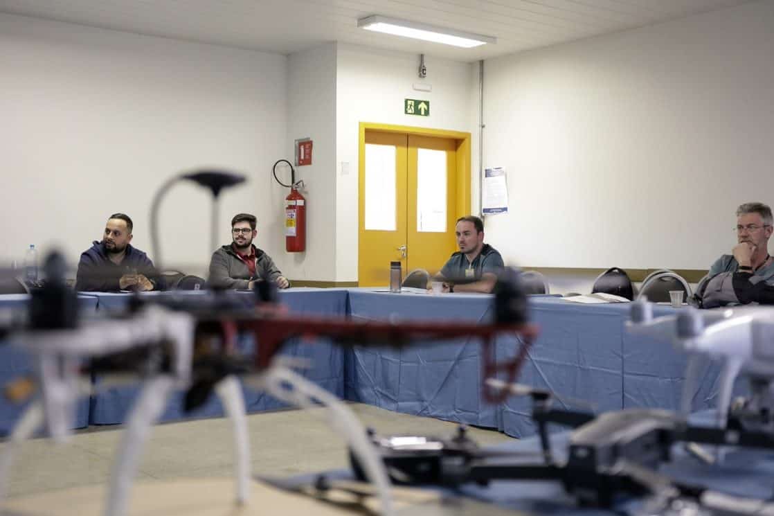 cursistas do curso de pilotos de drones cursistas assistindo à aula teórica