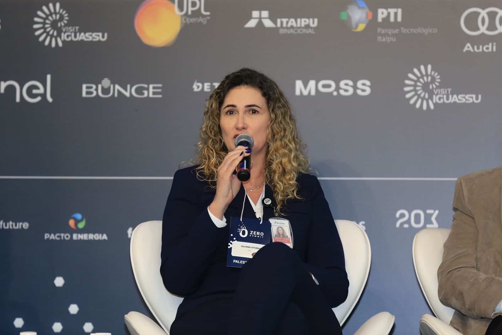 A gerente do Departamento de Proteção Ambiental da Itaipu, Silvana Vitorassi, destacou as ações do Program de Gestão de Resíduos Sólidos desenvolvidas pela Binacional com apoio do PTI-BR.
