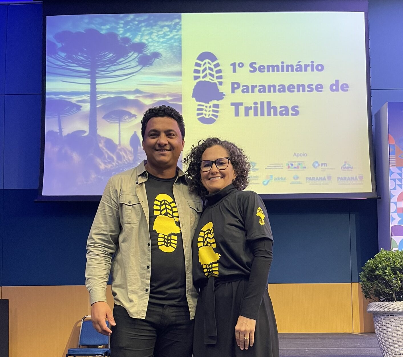 Yuri Benites e Silvana Gomes, gerente de Turismo Sustentável, durante o 1º Seminário Paranaense de Trilhas, em Curitiba. Yuri Benites e Silvana Gomes, gerente de Turismo Sustentável, durante o 1º Seminário Paranaense de Trilhas, em Curitiba.