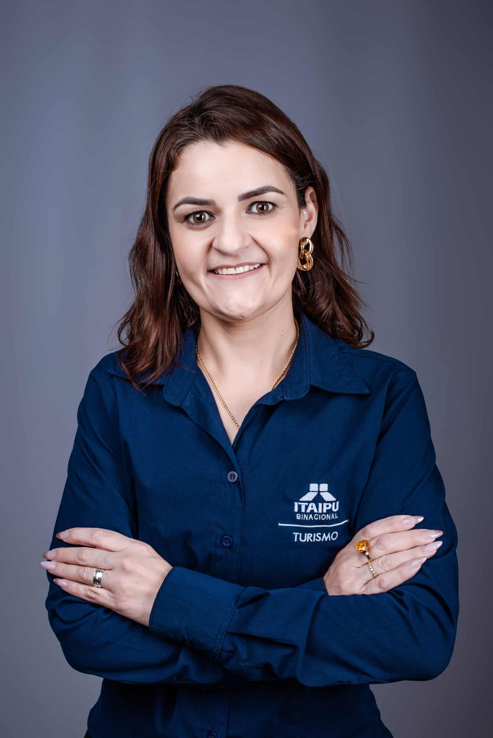 Fabiane Ninoff, há17 anos no CTI, ela iniciou sua caminhada atendendo no guichê e hoje coordena a área de Suporte Complexo Turístico Itaipu completa 18 anos sob gestão da Fundação Parque Tecnológico Itaipu-BR com mais de 8 milhões de visitantes e operação 100% sustentável.