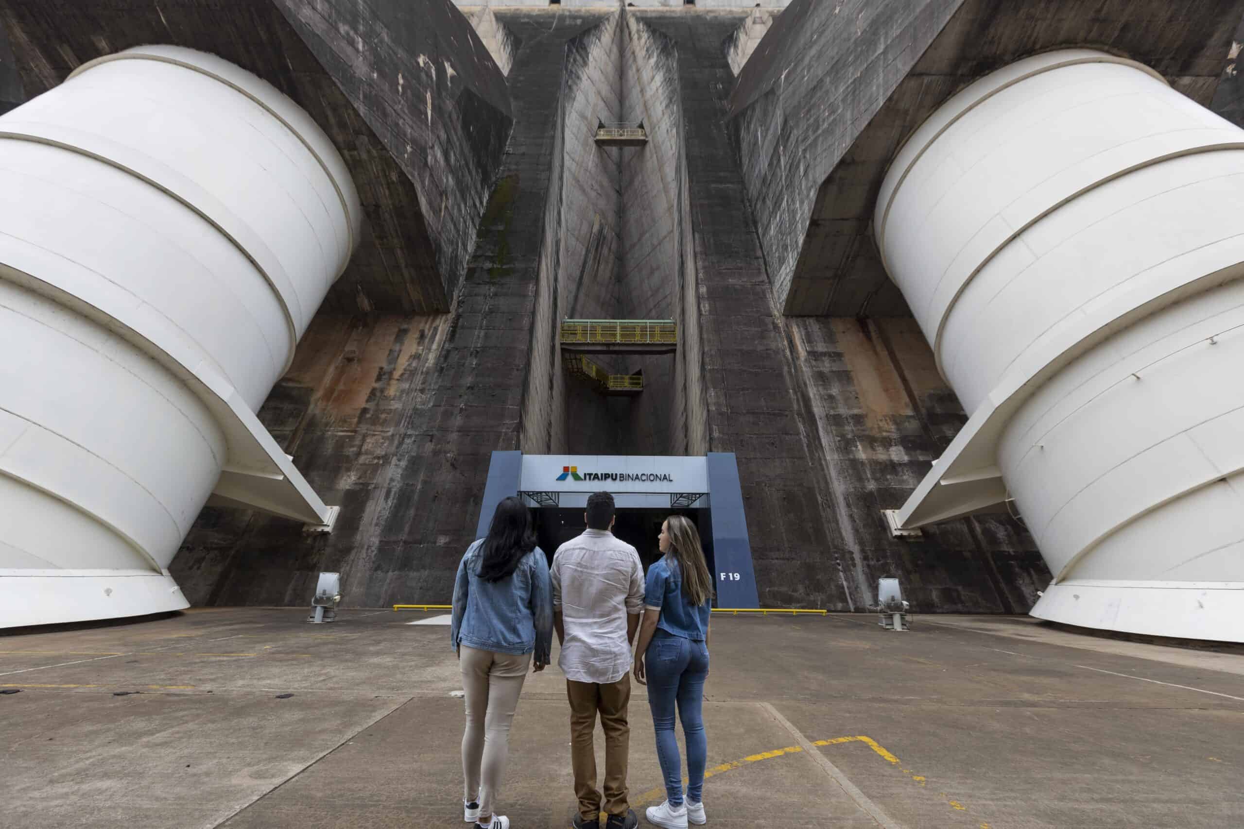 Turbinas e catedral da Usina Hidrelétrica de Itaipu. Complexo Turístico Itaipu completa 18 anos sob gestão da Fundação Parque Tecnológico Itaipu-BR com mais de 8 milhões de visitantes e operação 100% sustentável.