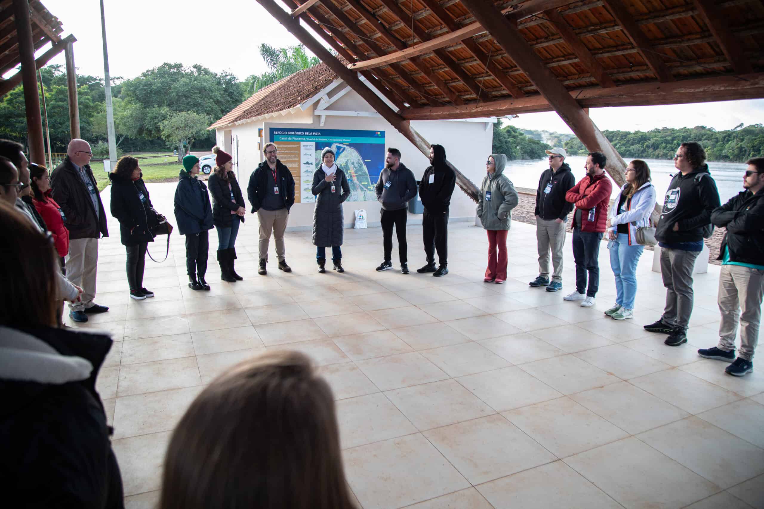 Itaipu Parquetec recebe professores e técnicos do IFPR em visita técnica sobre sustentabilidade.