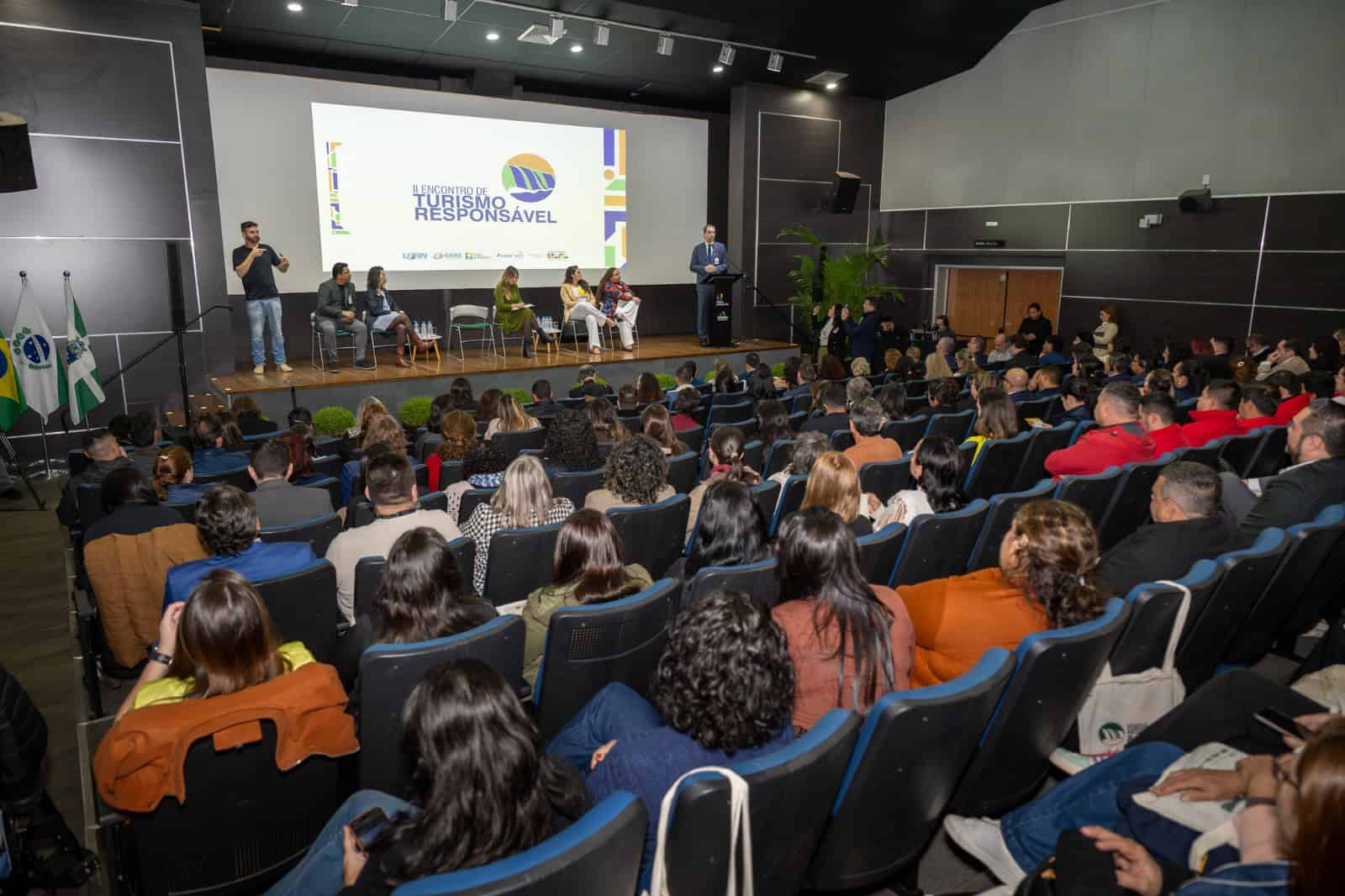 Itaipu assina com Ministério do Turismo Pacto contra exploração sexual de crianças e adolescentes.