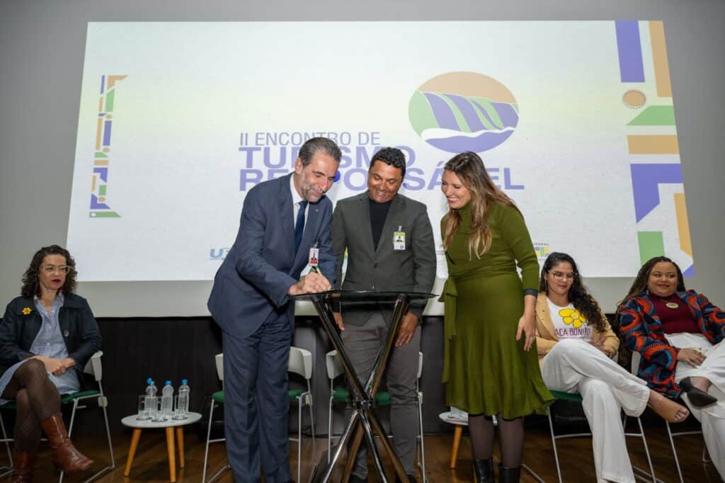 Itaipu assina com Ministério do Turismo Pacto contra exploração sexual de crianças e adolescentes.