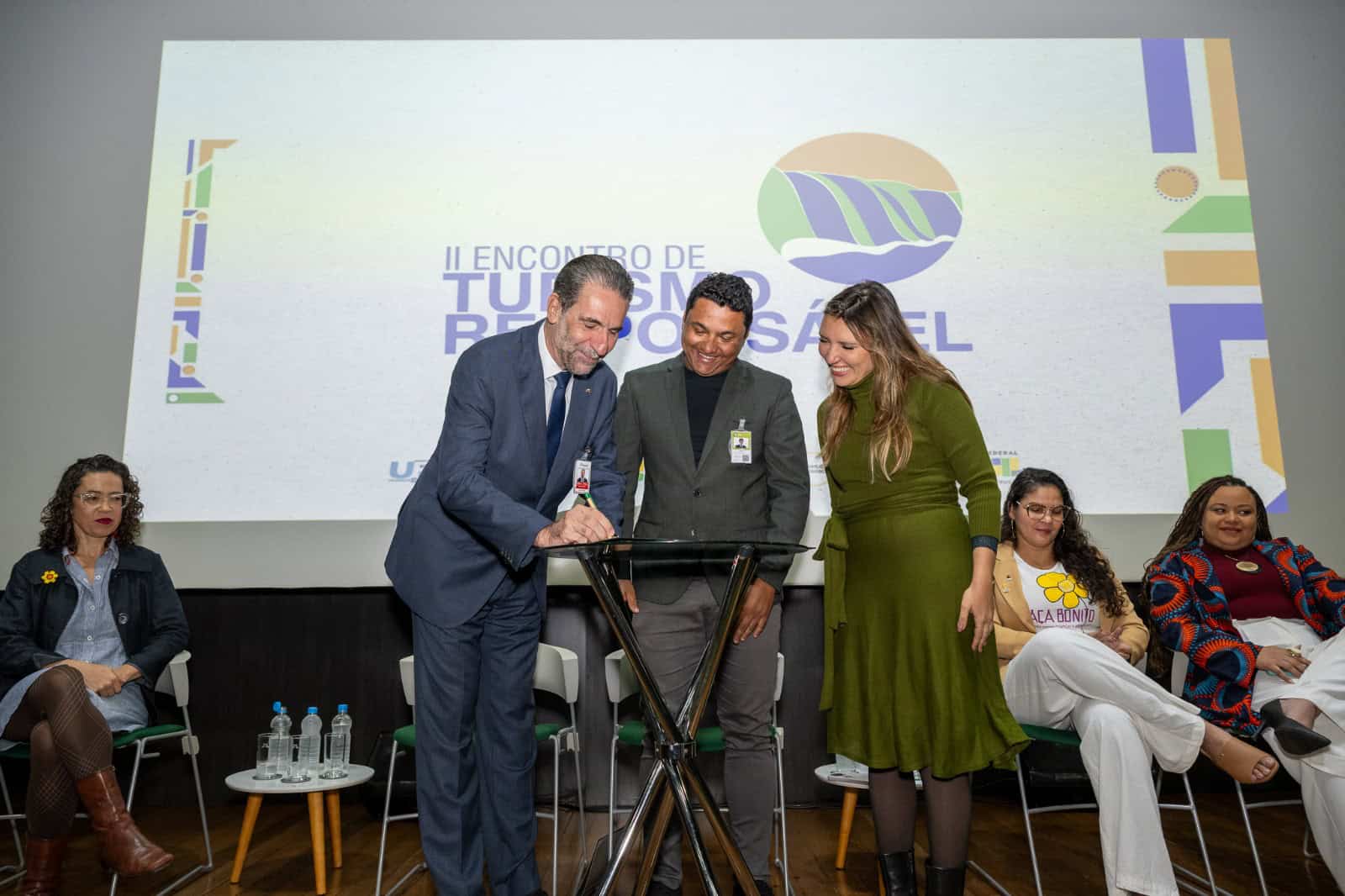 Itaipu assina com Ministério do Turismo Pacto contra exploração sexual de crianças e adolescentes.