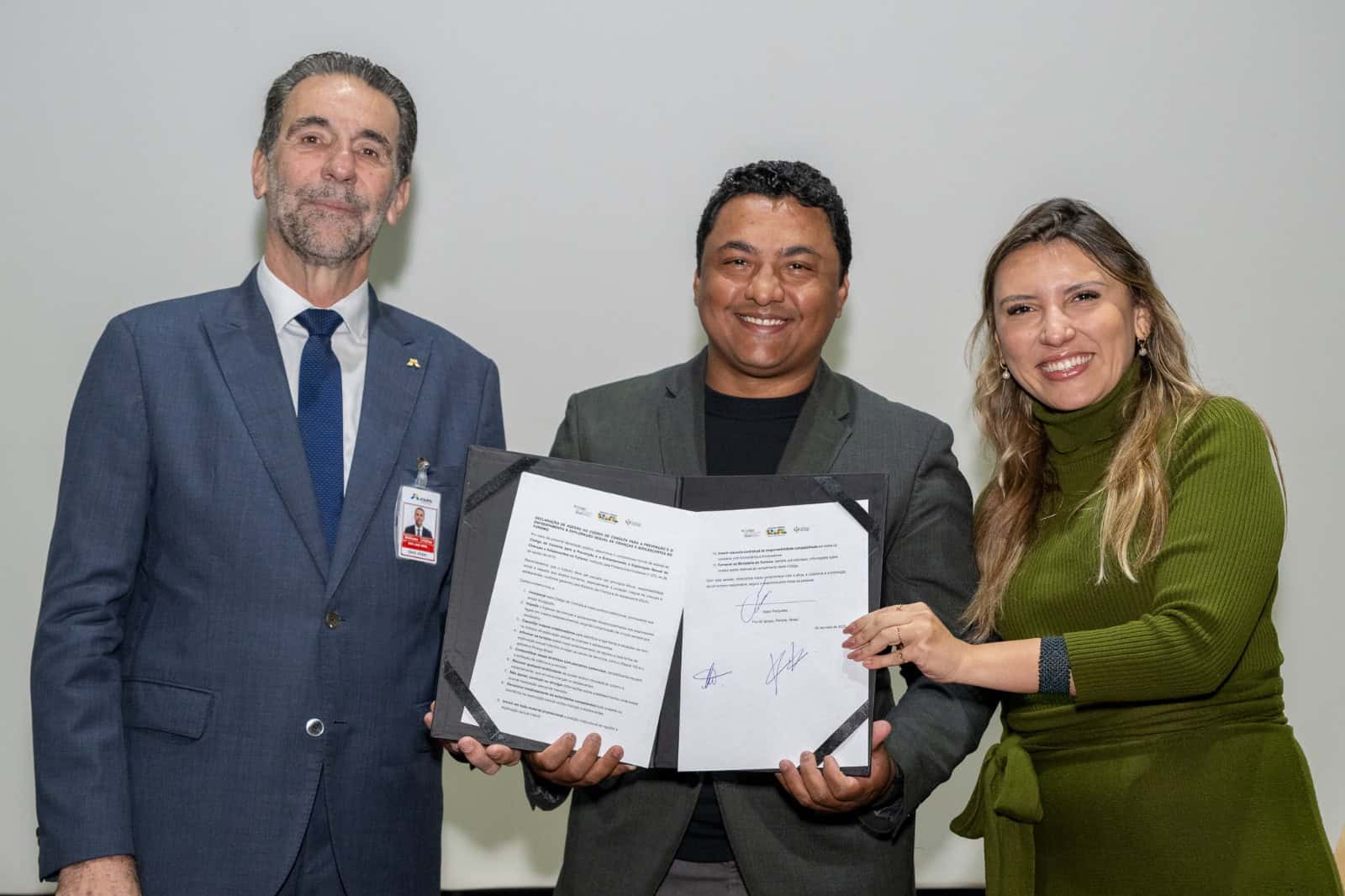 Itaipu assina com Ministério do Turismo Pacto contra exploração sexual de crianças e adolescentes. Itaipu assina com Ministério do Turismo Pacto contra exploração sexual de crianças e adolescentes.