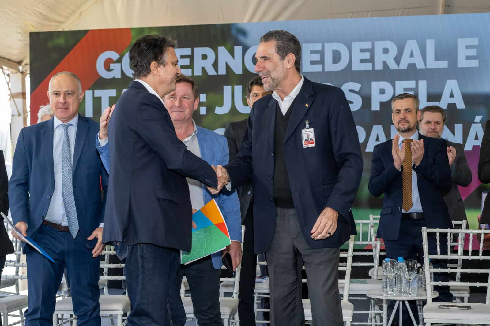 MEC anuncia edital de Itaipu para instalação de placas fotovoltaicas em universidades públicas do Paraná.
