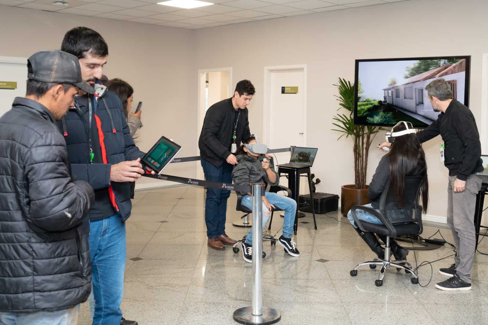 Com a ajuda da tecnologia 3D, futuros proprietários conhecem detalhes das casas do Projeto Moradias.