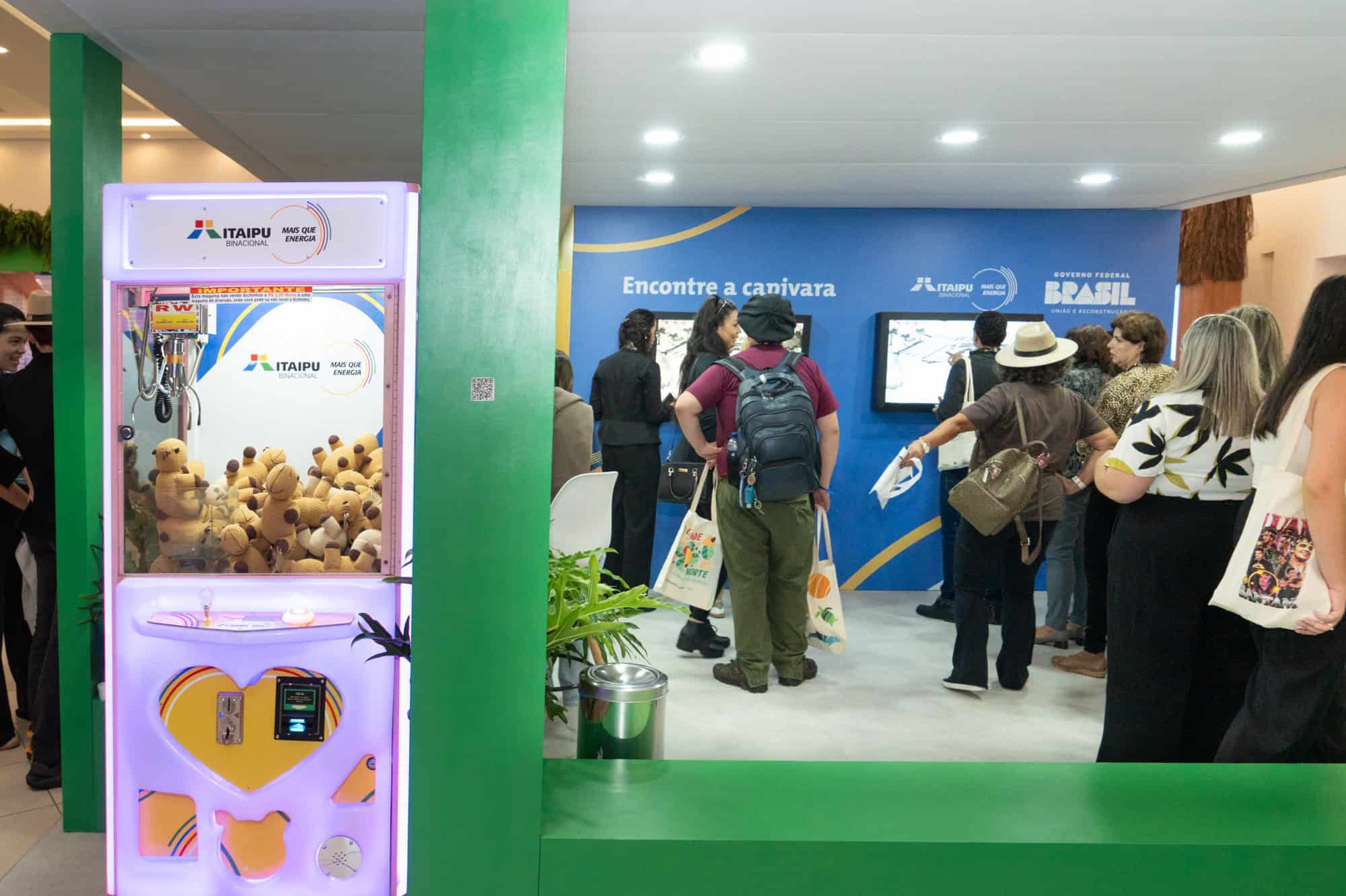 Visitantes se divertem no estande da Itaipu Binacional, no FIT Cataratas. Visitantes se divertem no estande da Itaipu Binacional, no FIT Cataratas.