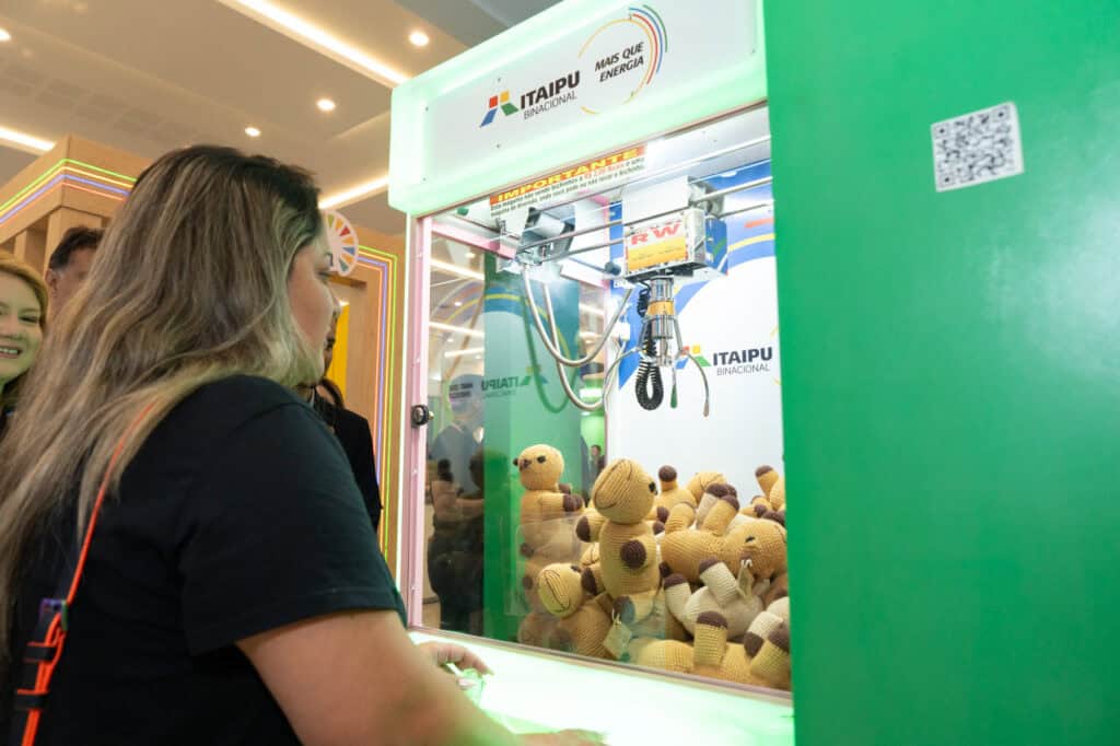 Visitantes se divertem no estande da Itaipu Binacional, no FIT Cataratas. Crédito: Sara Cheida/Itaipu Binacional