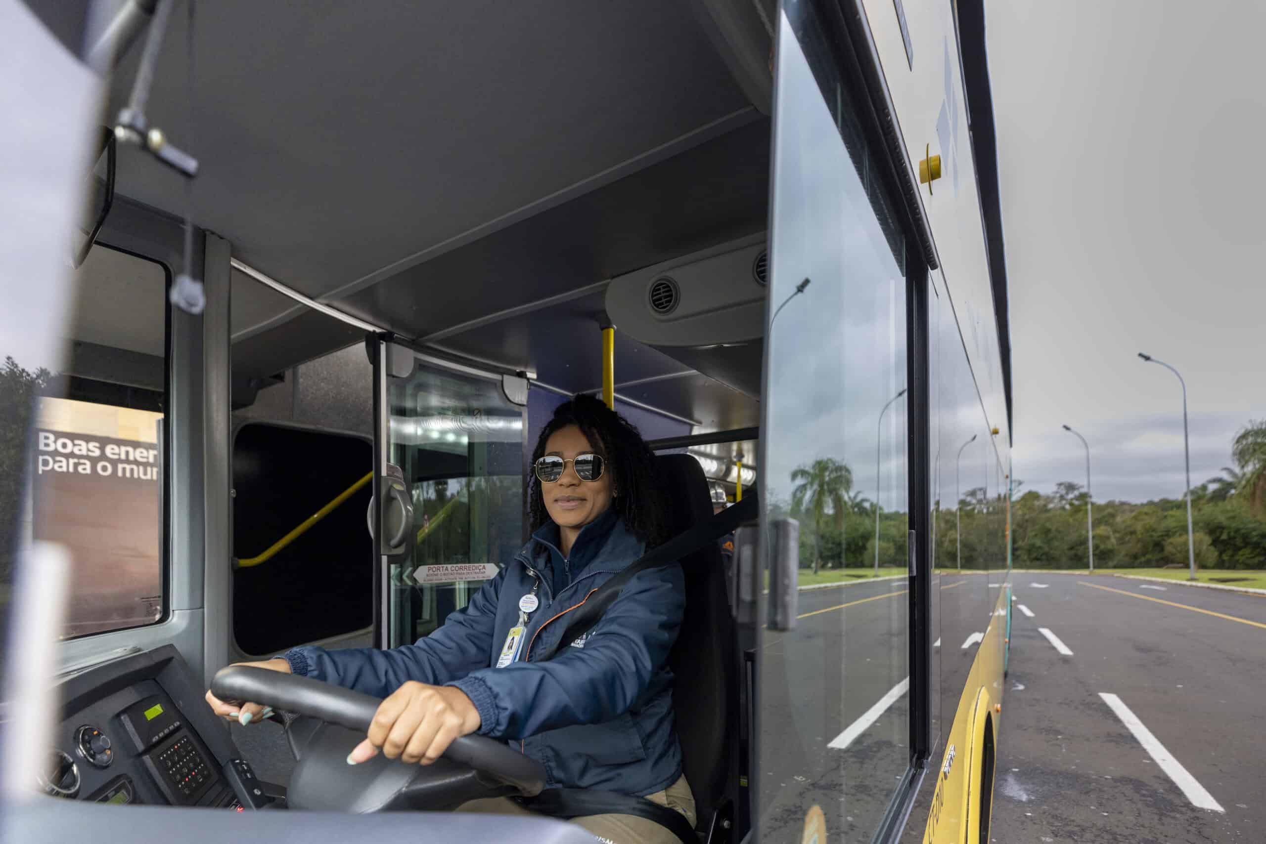 Mulheres ao volante: Complexo Turístico Itaipu amplia representatividade na frota.