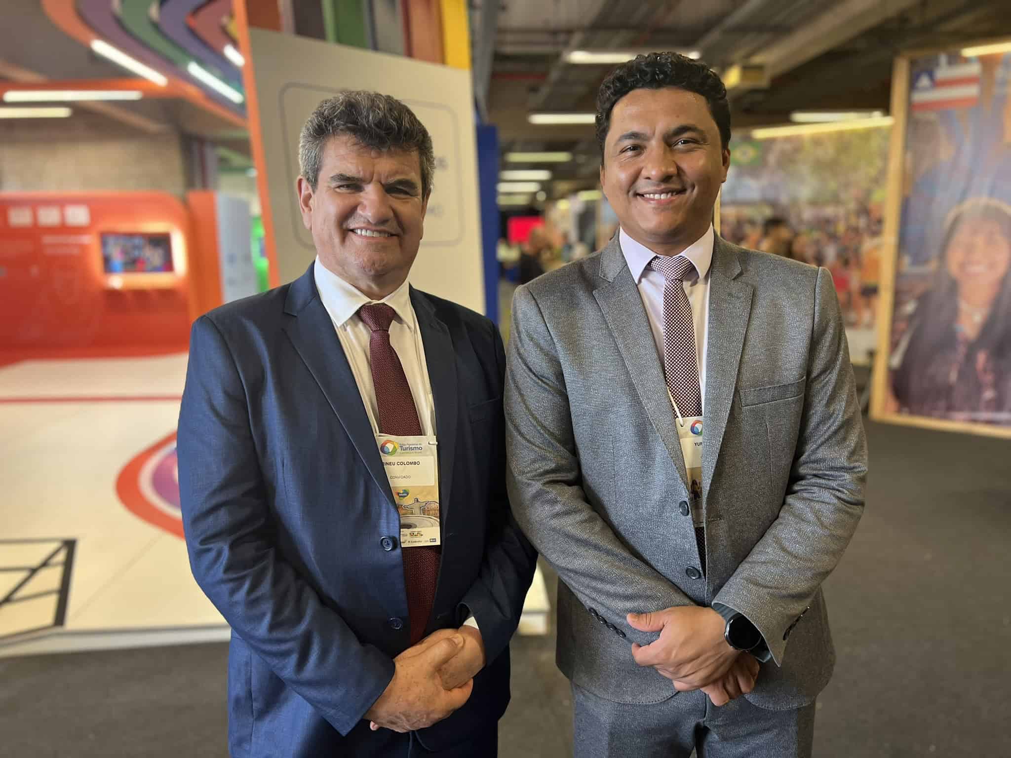 Professor Colombo e Yuri Benites, diretor superintendente e diretor de turismo do Itaipu Parquetec, respectivamente, prestigiando a retomada do Salão Nacional do Turismo, em 2023.