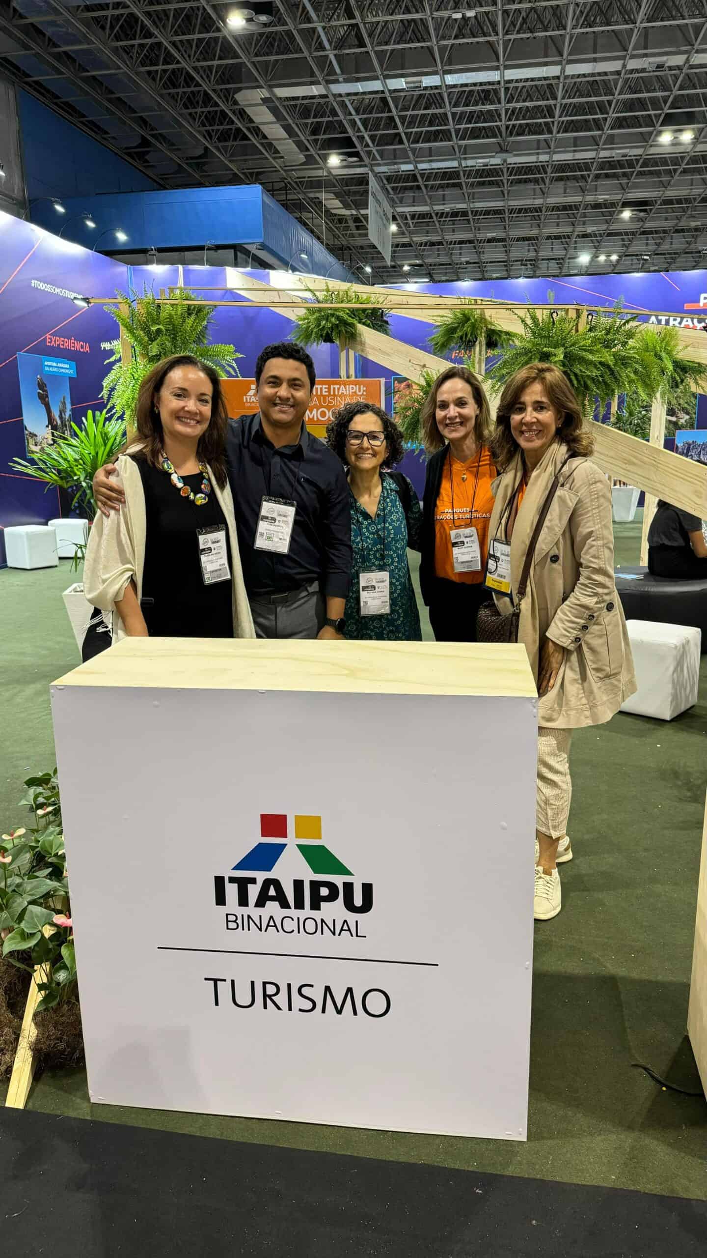 Yuri Benites, diretor de Turismo e Silvana Gomes, gerente de turismo sustentável, ambos do Itaipu Parquetec, junto ao time do Sindepat, no Salão Nacional do Turismo em 2024 Yuri Benites, diretor de Turismo e Silvana Gomes, gerente de turismo sustentável, ambos do Itaipu Parquetec, junto ao time do Sindepat, no Salão Nacional do Turismo, em 2024.