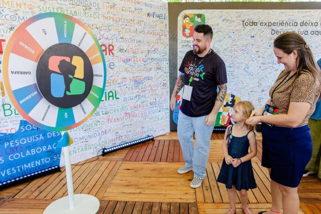 Participante Izabel Meltz Fleck com a filha no estande do Itaipu Parquetec. Foto: Suelen Bicicgo/Itaipu Parquetec