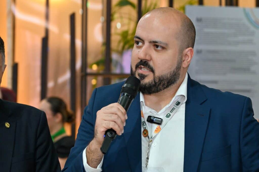 Na COP 30, Itaipu, CIBiogás e Itaipu Parquetec apresentam primeira amostra de bio-syncrude do Brasil.