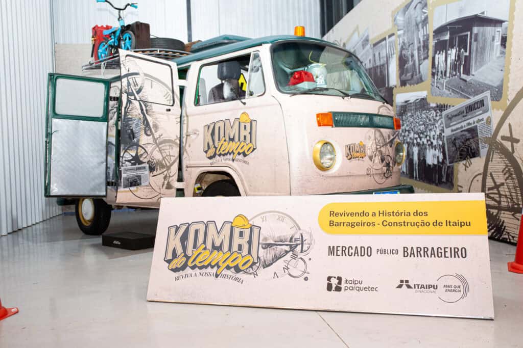 Kombi do Tempo leva visitantes do Mercado Barrageiro a viagem imersiva pela história de Itaipu e da antiga COBAL.