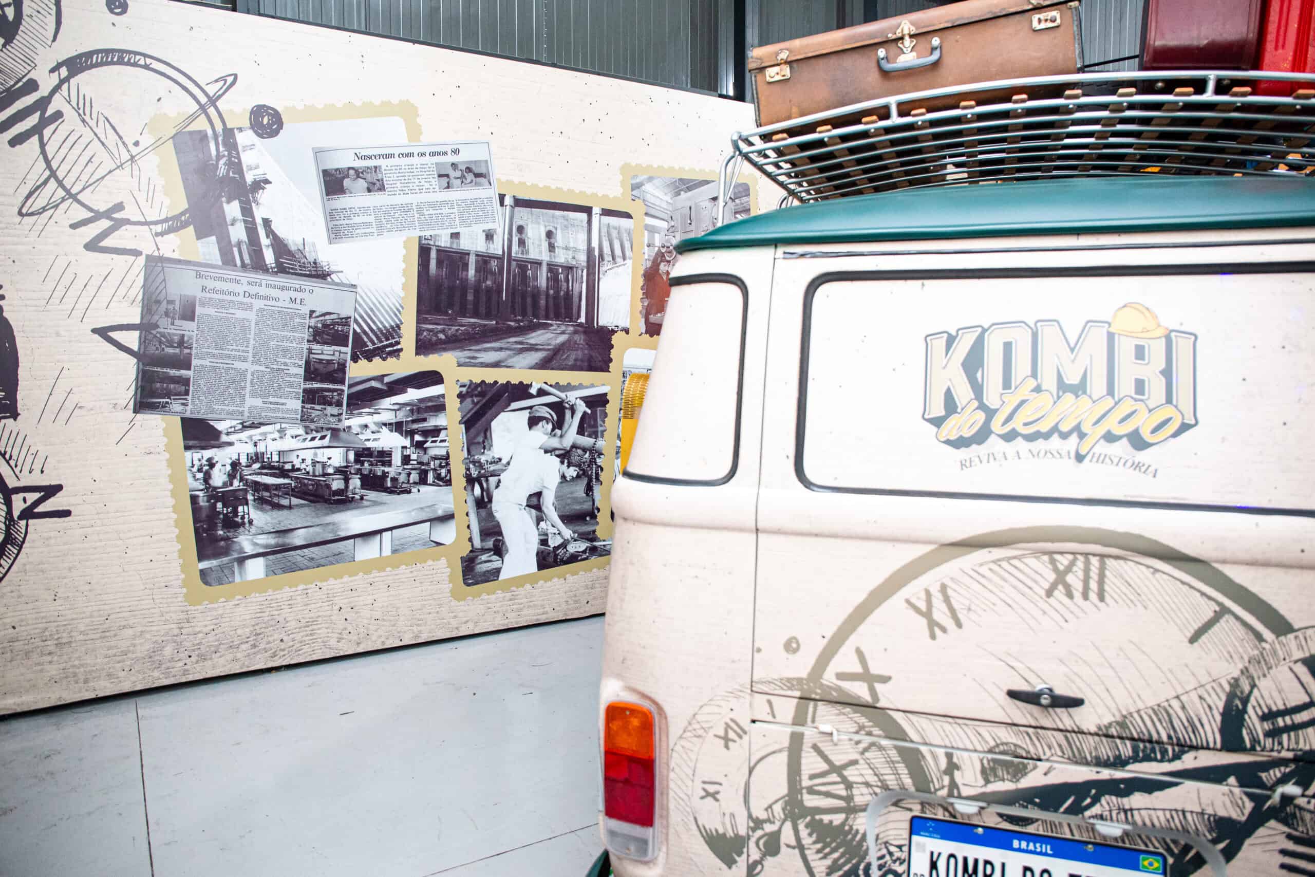 Kombi do Tempo leva visitantes do Mercado Barrageiro a viagem imersiva pela história de Itaipu e da antiga COBAL. Kombi do Tempo leva visitantes do Mercado Barrageiro a viagem imersiva pela história de Itaipu e da antiga COBAL.