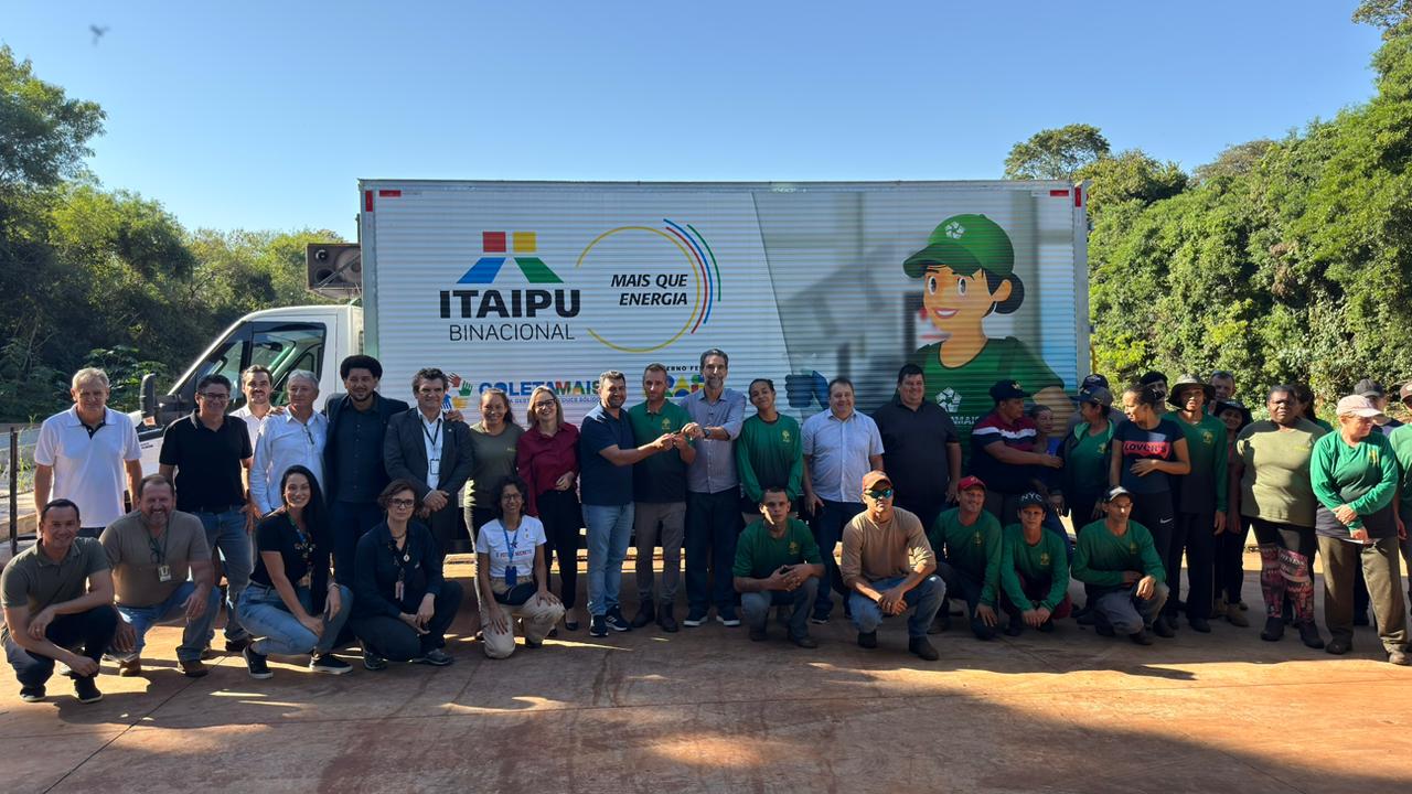 Itaipu entrega caminhão para associação de catadores em Marechal Cândido Rondon.